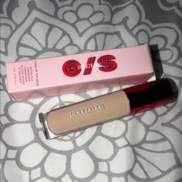 ONE/SIZE Other - One size concealer